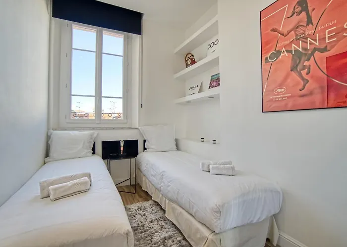 Superbe 3 pièces refait à neuf classé 4 étoiles avec ascenseur et balcon à pied de la plage et du palais des festivals