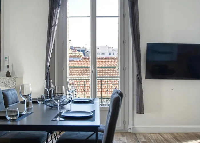 Superbe 3 pièces refait à neuf classé 4 étoiles avec ascenseur et balcon à pied de la plage et du palais des festivals